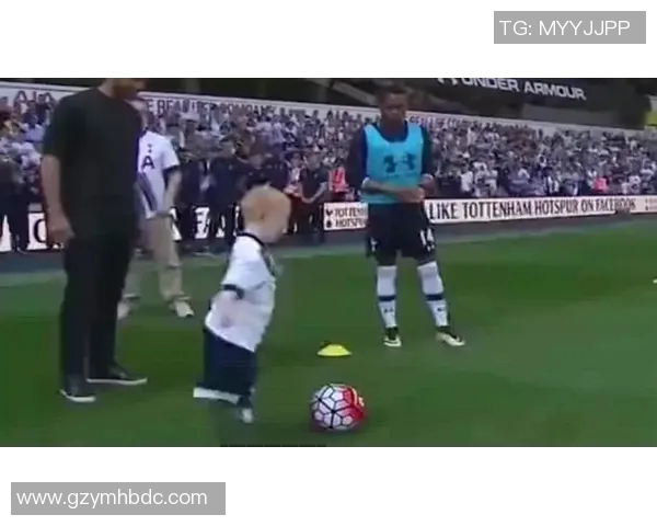 用胶泥雕刻足球明星形象展现运动魅力与艺术创意